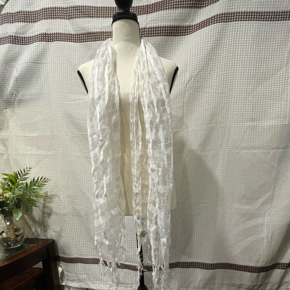 White‎ scarf